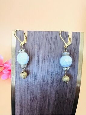 Gold plated round white earrings
